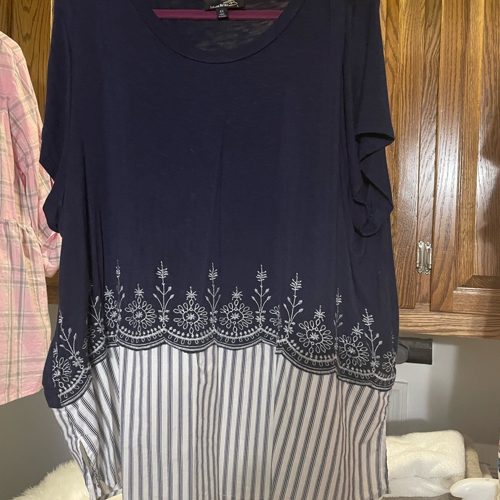 Susan Bitro Blouse size 4x. SHORT Sleeves.